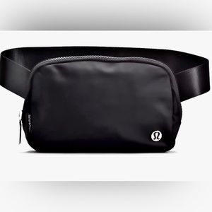 NWT Black lululemon Everywhere belt bag black. BEST fanny/crossbody ever.